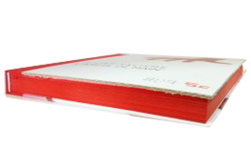 Jaspage de tranche rouge vif assortie au livre rigide blanc