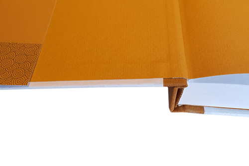 Les pages de garde colorées sont assorties à la couleur de la jaquette imprimée