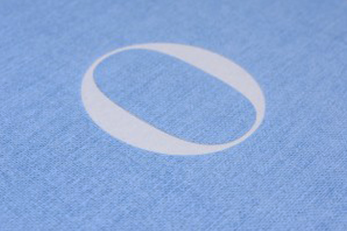 Une belle couverture rigide en tissu bleu avec l'incription O par gaufrage