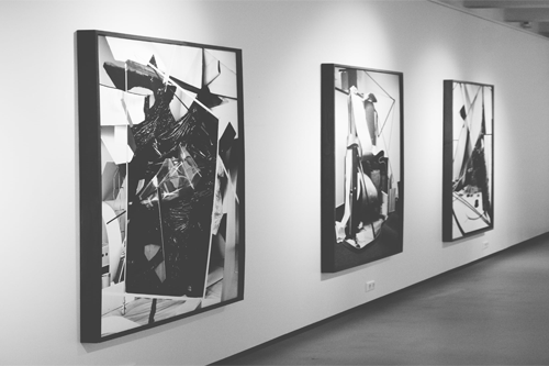 Image d'une gallery d'art en noir et blanc