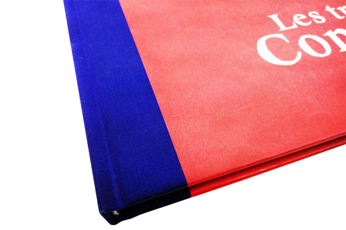 Mettre ensemble un tissu bleu et papier rouge est une magnifique combinaison de couleur et de matière.